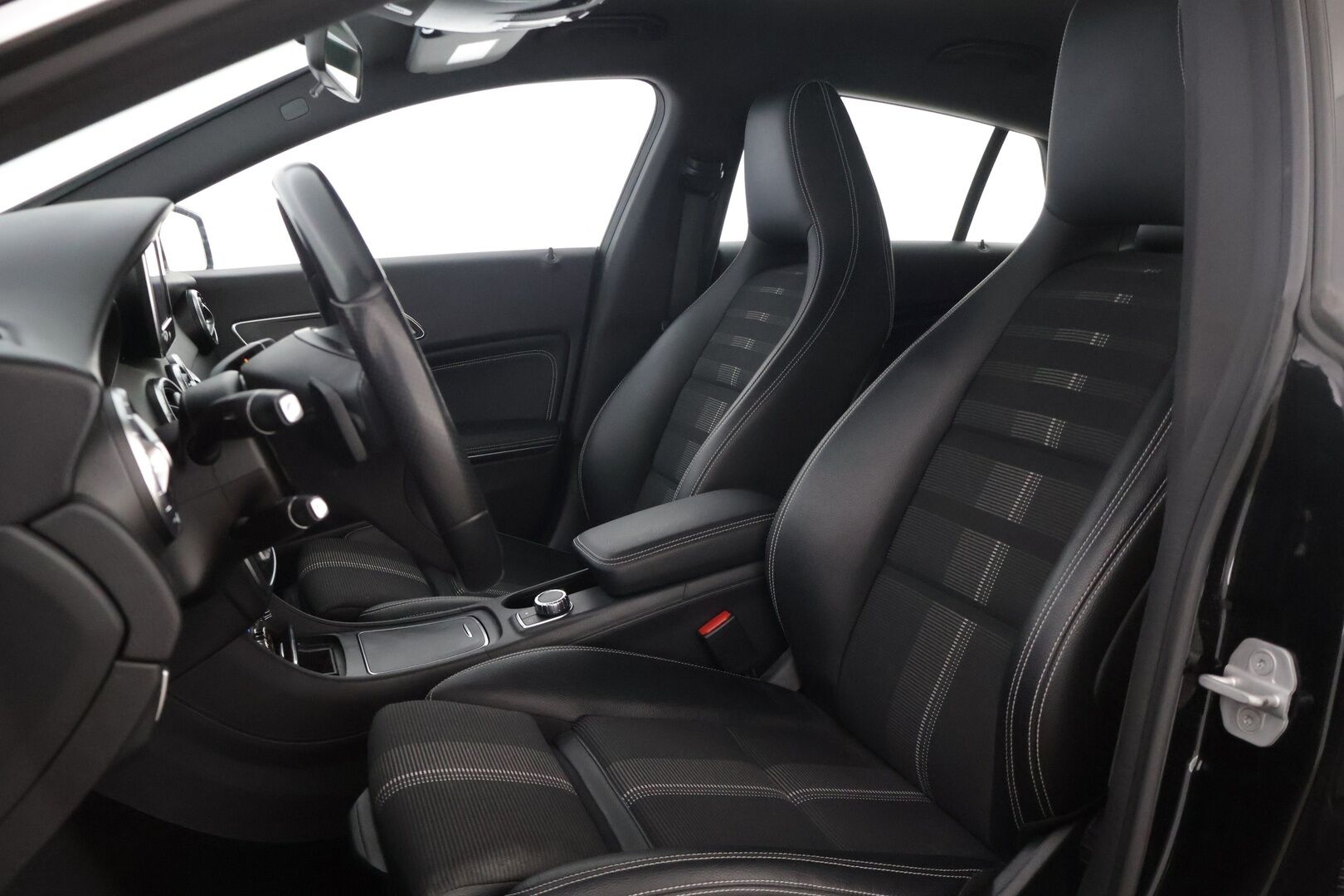 Mercedes-Benz CLA 2017 180 Shooting Brake Automatic Edition * AMG ulkonäkö / P. Kamera / Sporttipenkit / Vakkari / LED * - Suomi-auto / Lohkolämmitin / Kahdet renkaat alumiinivanteilla!