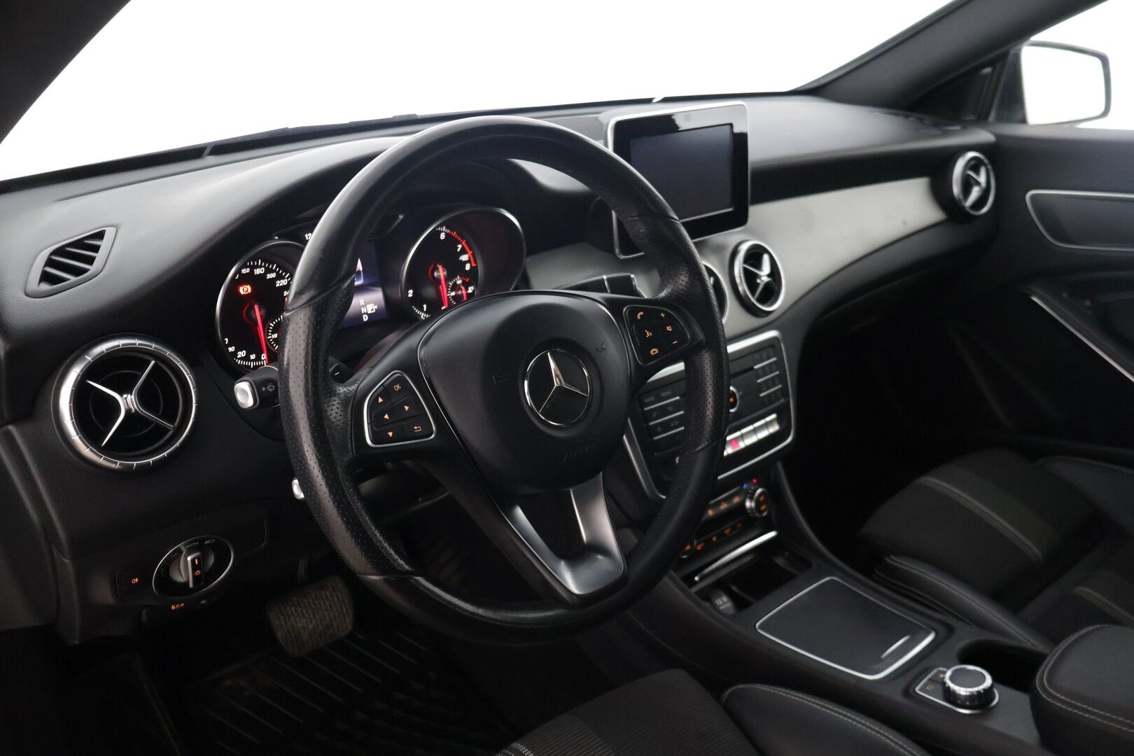 Mercedes-Benz CLA 2017 180 Shooting Brake Automatic Edition * AMG ulkonäkö / P. Kamera / Sporttipenkit / Vakkari / LED * - Suomi-auto / Lohkolämmitin / Kahdet renkaat alumiinivanteilla!