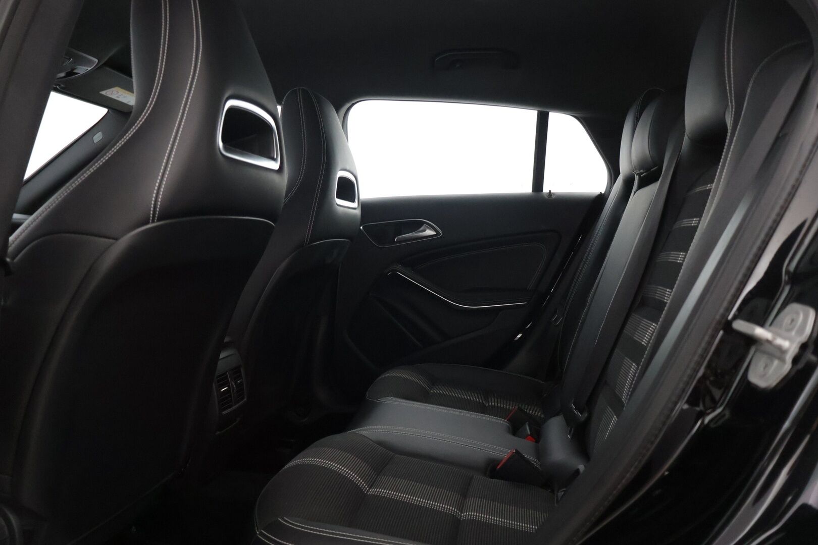 Mercedes-Benz CLA 2017 180 Shooting Brake Automatic Edition * AMG maski / P. Kamera / Sporttipenkit / Vakkari / LED * - Suomi-auto / Kahdet renkaat alumiinivanteilla!