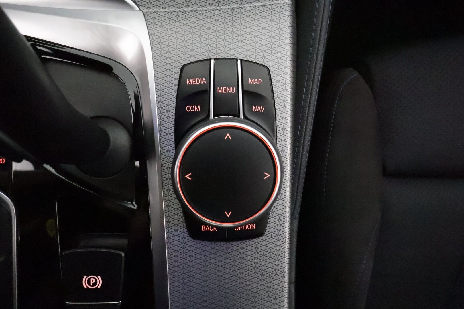BMW 520 2017 G30 Sedan 520d A xDrive Business Comfort **HUD / Adapt.LED / Soft-Close / Vakkari / 360.kamera** - Suomi-auto / Digimittaristo / Sporttipenkit / Webasto / Comfort Access / Ratinlämmitin / Osittain sähkösäätöiset istuimet / Ratinlämmitin