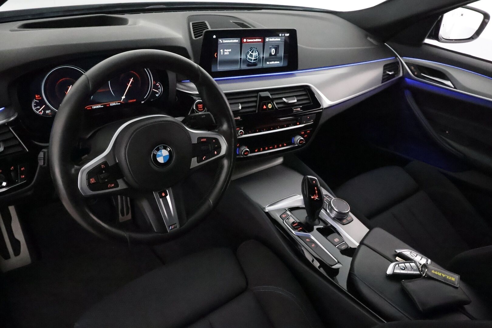 BMW 520 2017 G30 Sedan 520d A xDrive Business Comfort **HUD / Adapt.LED / Soft-Close / Vakkari / 360.kamera** - Suomi-auto / Digimittaristo / Sporttipenkit / Webasto / Comfort Access / Ratinlämmitin / Osittain sähkösäätöiset istuimet / Ratinlämmitin