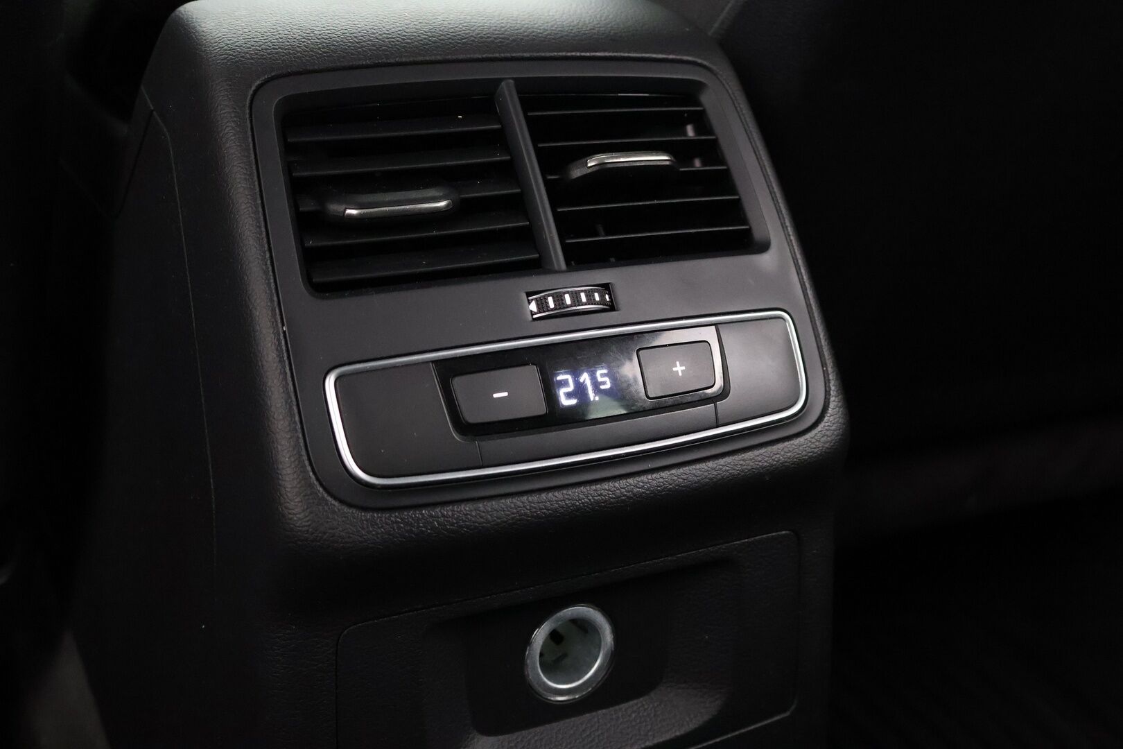 Audi A4 ALLROAD 2017 Land of quattro Edition 2,0 TDI 120 kW quattro S tronic - | Suomiauto | Webasto | Matrix LED | Vetokoukku | Sporttipenkit | Navigointi | KeylessGo |
