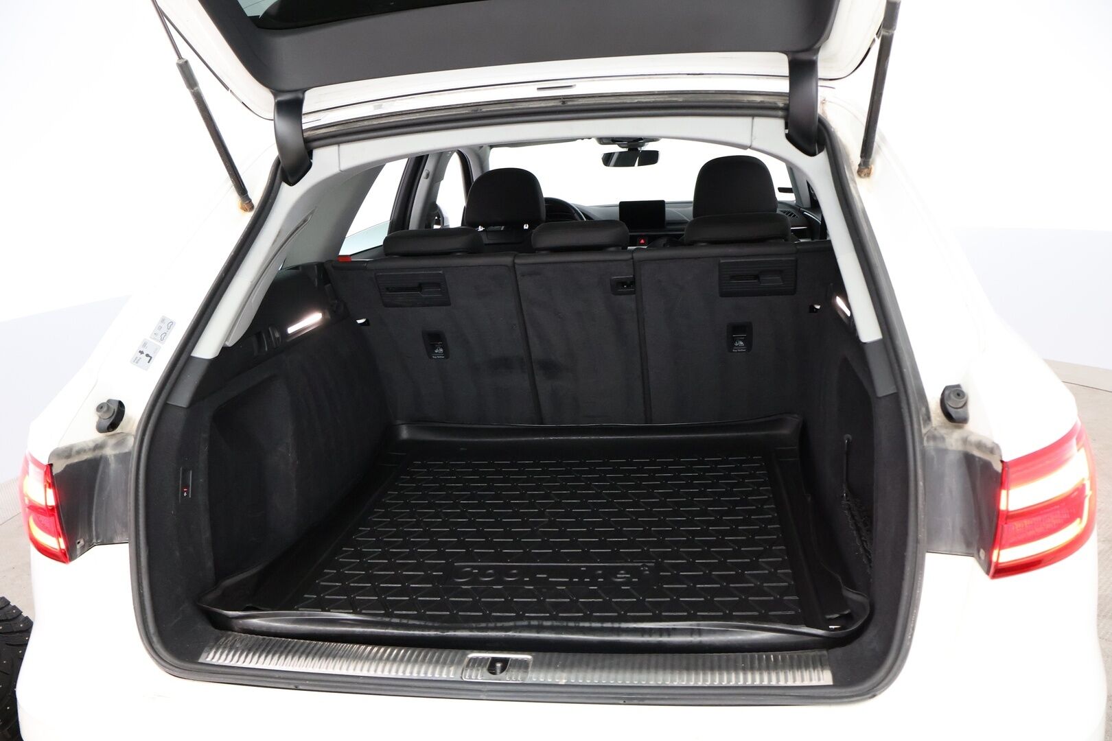 Audi A4 allroad quattro 2017 Land of quattro Edition 2,0 TDI 120 kW quattro S tronic - Suomiauto / Webasto / Matrix LED / Digimittari / Vetokoukku / Sporttipenkit / Navigointi / KeylessGo / Huippuvarusteet / Juuri tullut Tampereelle!