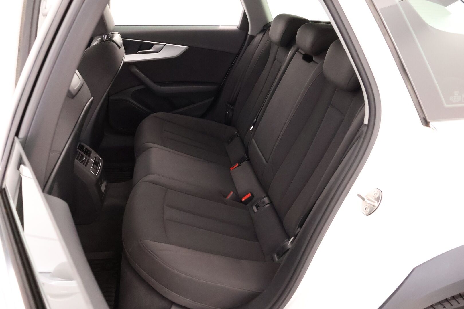 Audi A4 allroad quattro 2017 Land of quattro Edition 2,0 TDI 120 kW quattro S tronic - Suomiauto / Webasto / Matrix LED / Digimittari / Vetokoukku / Sporttipenkit / Navigointi / KeylessGo / Huippuvarusteet / Juuri tullut Tampereelle!