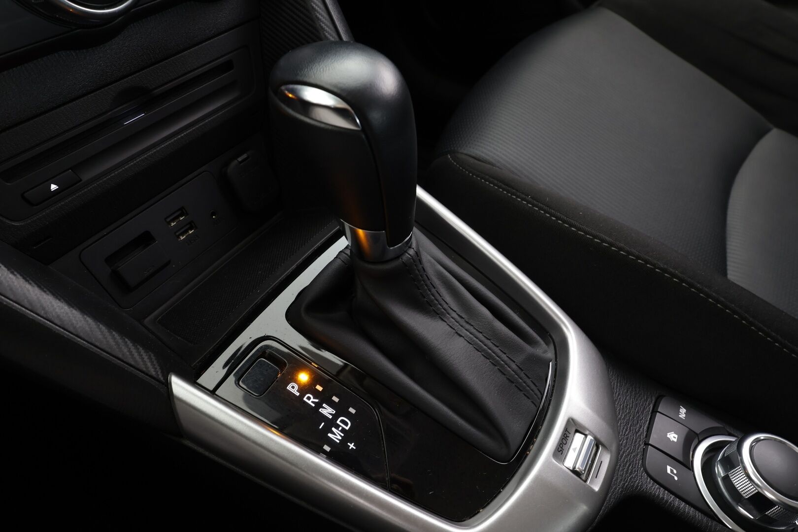 Mazda CX-3 2017 2,0 (120 hv) SKYACTIV-G Premium 6AT EN1 * Suomi-auto / Vakkari / P.kamera / Navi * - Kahdet renkaat aluvanteilla - HULLUT VÄLIPÄIVÄT KORKOTARJOUS 2,49%