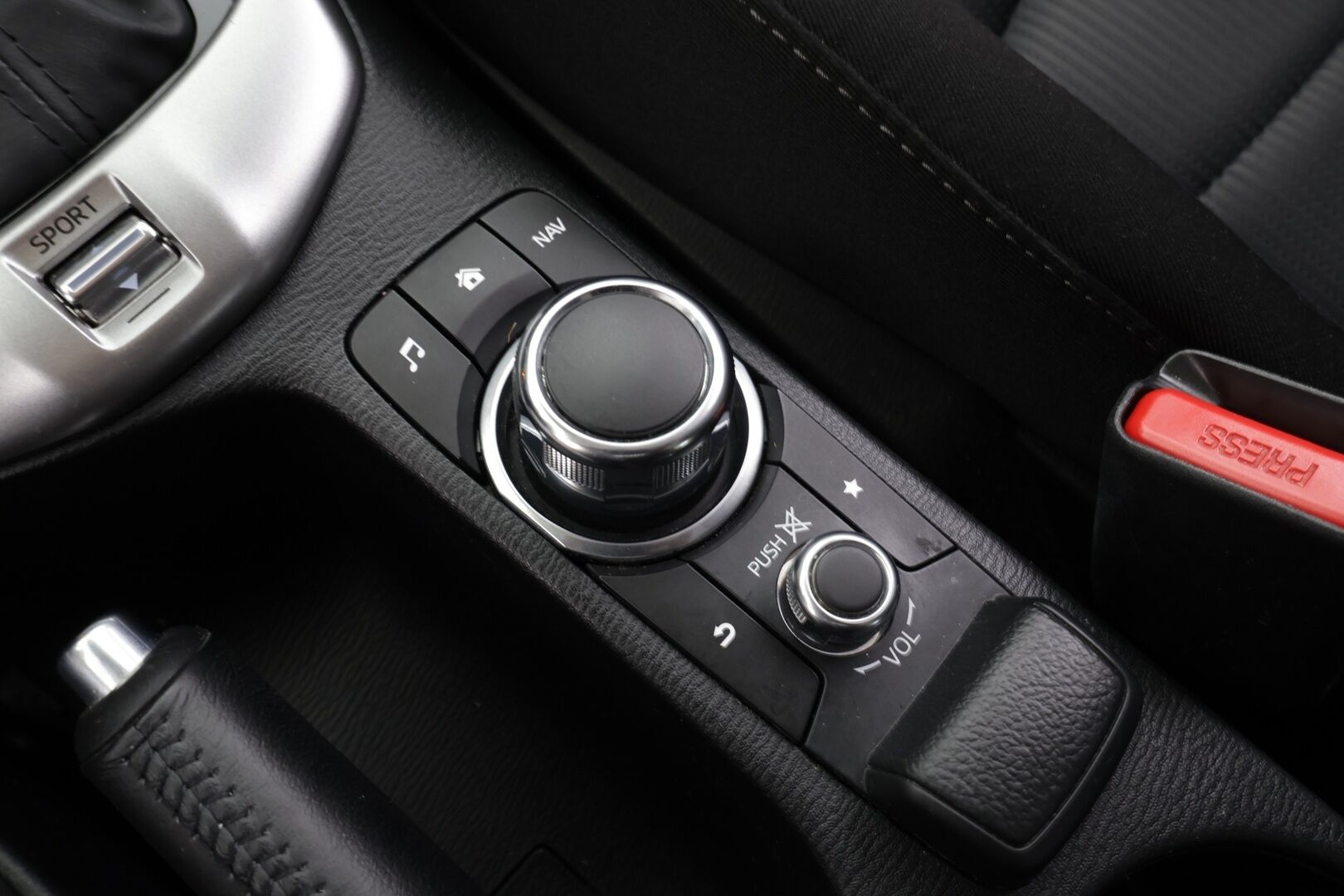 Mazda CX-3 2017 2,0 (120 hv) SKYACTIV-G Premium 6AT EN1 * Suomi-auto / Vakkari / P.kamera / Navi * - Kahdet renkaat aluvanteilla