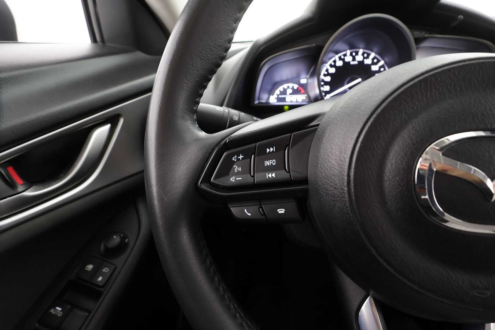 Mazda CX-3 2017 2,0 (120 hv) SKYACTIV-G Premium 6AT EN1 * Suomi-auto / Vakkari / P.kamera / Navi * - Kahdet renkaat aluvanteilla