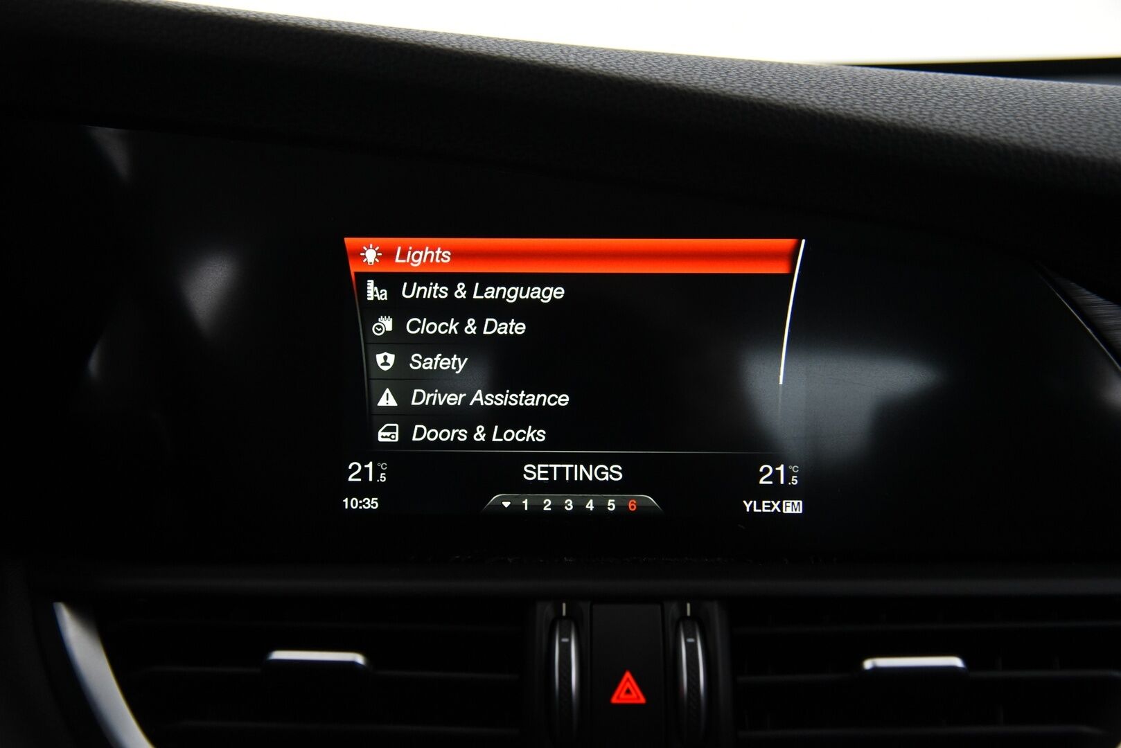 Alfa Romeo Giulia 2017 2,2 Diesel 150hp MT6 / Suomiauto / Lohko & Sisäpistoke / Vakkari / Peruutustutkat - Kahdet renkaat aluvantein / Juuri huollettu / Jakopää tehty 05/2025! - Osta nyt, maksa vasta ensi vuonna