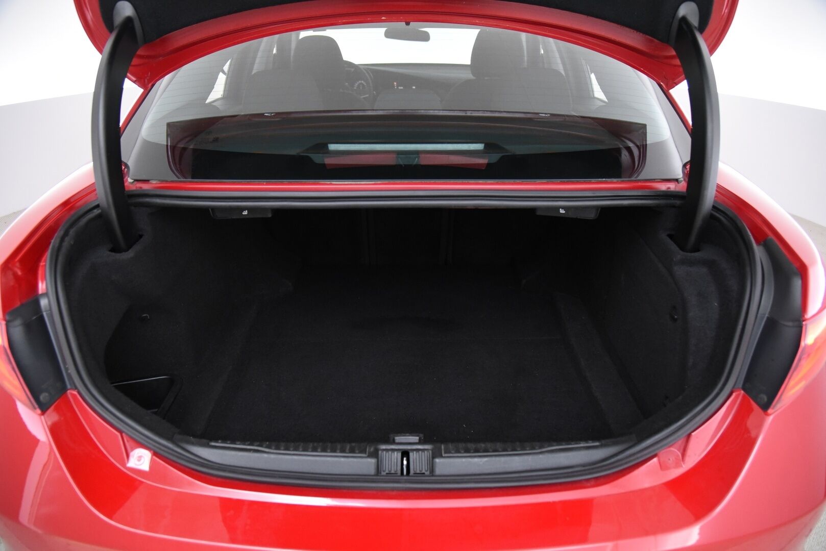 Alfa Romeo Giulia 2017 2,2 Diesel 150hp MT6 / Suomiauto / Lohko & Sisäpistoke / Vakkari / Peruutustutkat - Kahdet renkaat aluvantein / Juuri huollettu / Jakopää tehty 05/2025! - Osta nyt, maksa vasta ensi vuonna