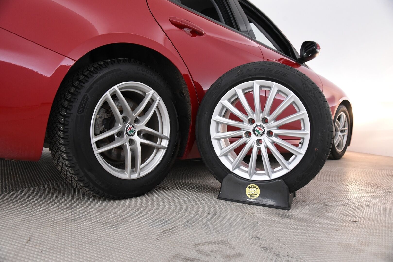 Alfa Romeo Giulia 2017 2,2 Diesel 150hp MT6 / Suomiauto / Lohko & Sisäpistoke / Vakkari / Peruutustutkat - Kahdet renkaat aluvantein / Juuri huollettu / Jakopää tehty 05/2025! - Osta nyt, maksa vasta ensi vuonna