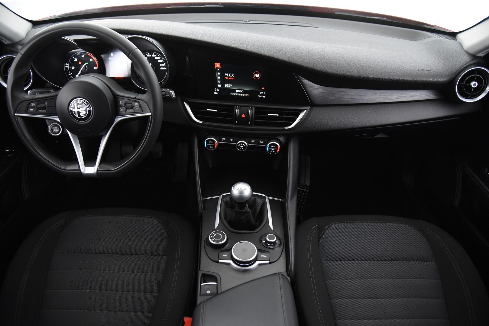 Alfa Romeo Giulia 2017 2,2 Diesel 150hp MT6 / Suomiauto / Lohko & Sisäpistoke / Vakkari / Peruutustutkat - Kahdet renkaat aluvantein / Juuri huollettu / Jakopää tehty 05/2025! - Osta nyt, maksa vasta ensi vuonna