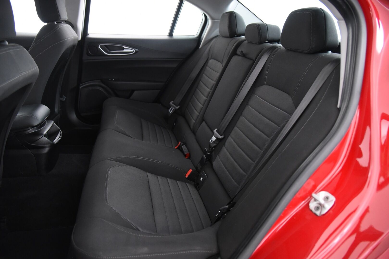 Alfa Romeo Giulia 2017 2,2 Diesel 150hp MT6 / Suomiauto / Lohko & Sisäpistoke / Vakkari / Peruutustutkat - Kahdet renkaat aluvantein / Juuri huollettu / Jakopää tehty 05/2025! - Osta nyt, maksa vasta ensi vuonna