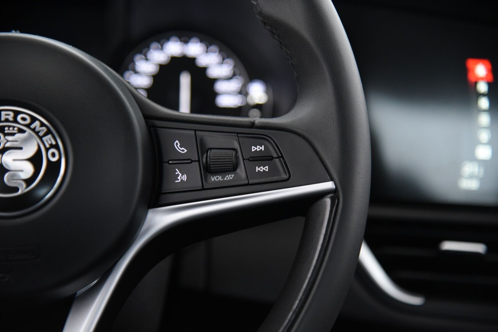 Alfa Romeo Giulia 2017 2,2 Diesel 150hp MT6 / Suomiauto / Lohko & Sisäpistoke / Vakkari / Peruutustutkat - Kahdet renkaat aluvantein / Juuri huollettu / Jakopää tehty 05/2025! - Osta nyt, maksa vasta ensi vuonna