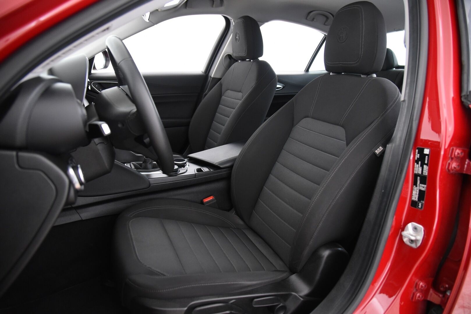 Alfa Romeo Giulia 2017 2,2 Diesel 150hp MT6 / Suomiauto / Lohko & Sisäpistoke / Vakkari / Peruutustutkat - Kahdet renkaat aluvantein / Juuri huollettu / Jakopää tehty 05/2025! - Osta nyt, maksa vasta ensi vuonna