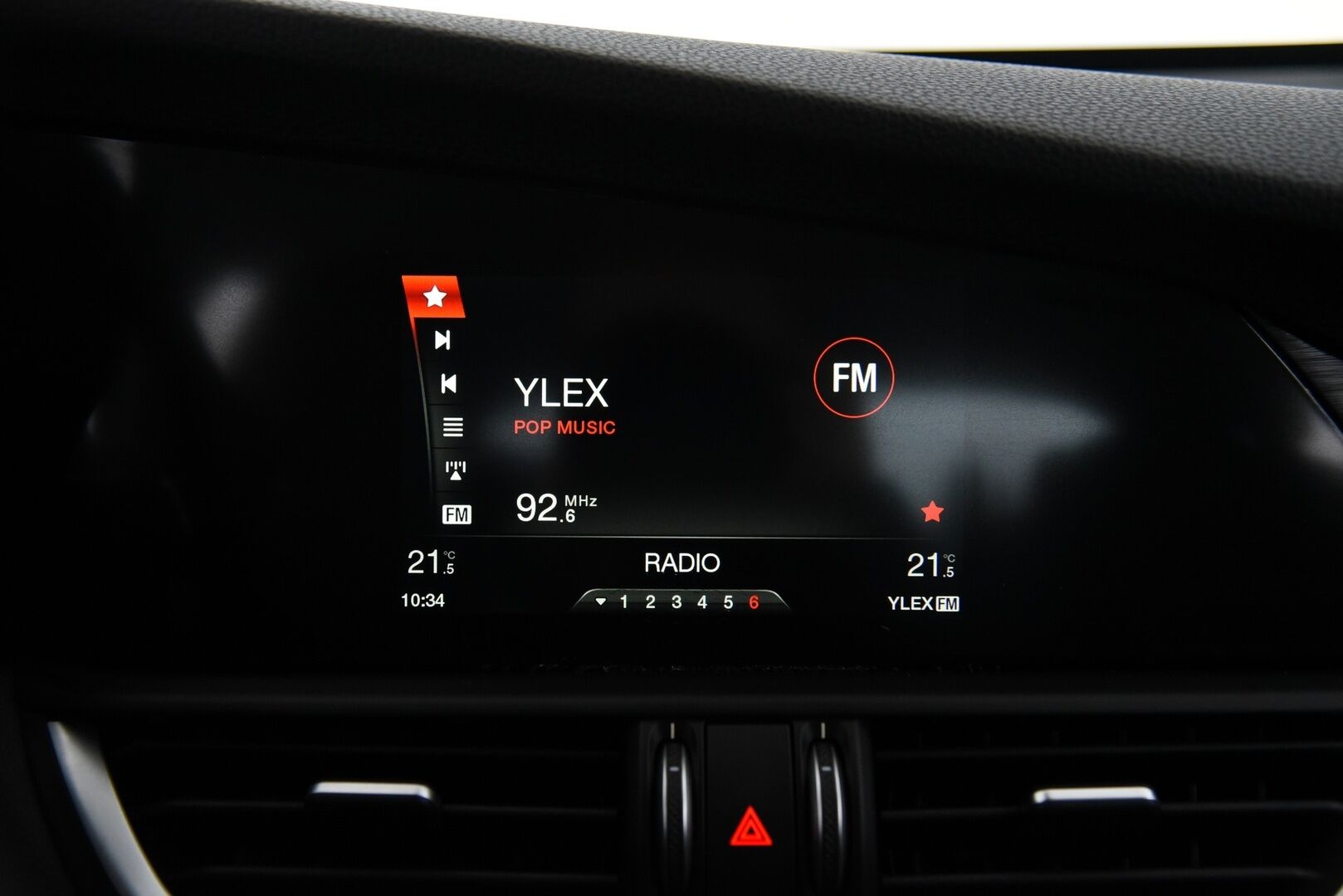 Alfa Romeo Giulia 2017 2,2 Diesel 150hp MT6 / Suomiauto / Lohko & Sisäpistoke / Vakkari / Peruutustutkat - Kahdet renkaat aluvantein / Juuri huollettu / Jakopää tehty 05/2025! - Osta nyt, maksa vasta ensi vuonna