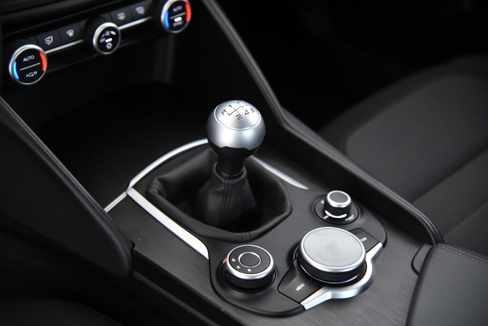 Alfa Romeo Giulia 2017 2,2 Diesel 150hp MT6 / Suomiauto / Lohko & Sisäpistoke / Vakkari / Peruutustutkat - Kahdet renkaat aluvantein / Juuri huollettu / Jakopää tehty 05/2025! - Osta nyt, maksa vasta ensi vuonna