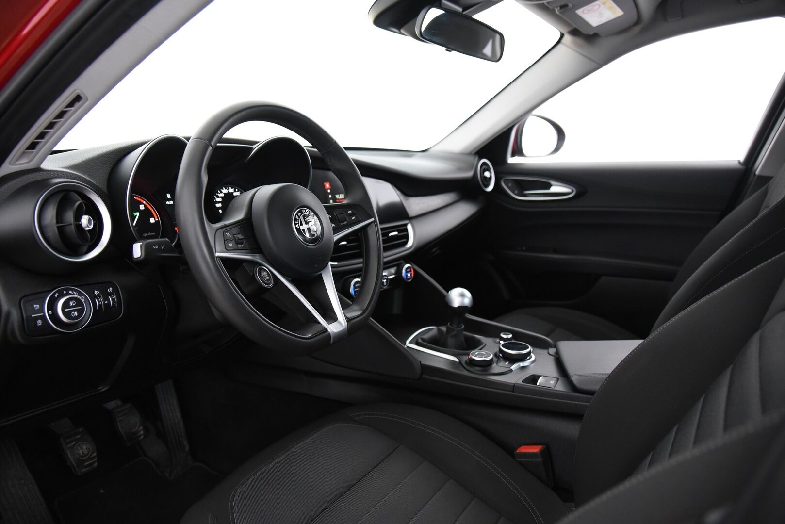 Alfa Romeo Giulia 2017 2,2 Diesel 150hp MT6 / Suomiauto / Lohko & Sisäpistoke / Vakkari / Peruutustutkat - Kahdet renkaat aluvantein / Juuri huollettu / Jakopää tehty 05/2025! - Osta nyt, maksa vasta ensi vuonna