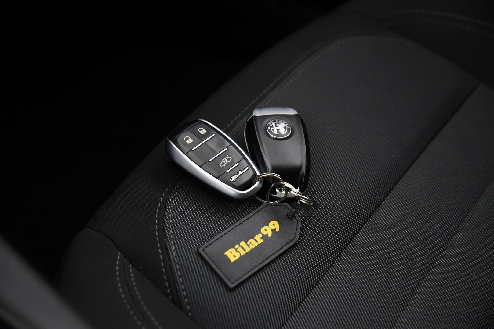 Alfa Romeo Giulia 2017 2,2 Diesel 150hp MT6 / Suomiauto / Lohko & Sisäpistoke / Vakkari / Peruutustutkat - Kahdet renkaat aluvantein / Juuri huollettu / Jakopää tehty 05/2025! - Osta nyt, maksa vasta ensi vuonna