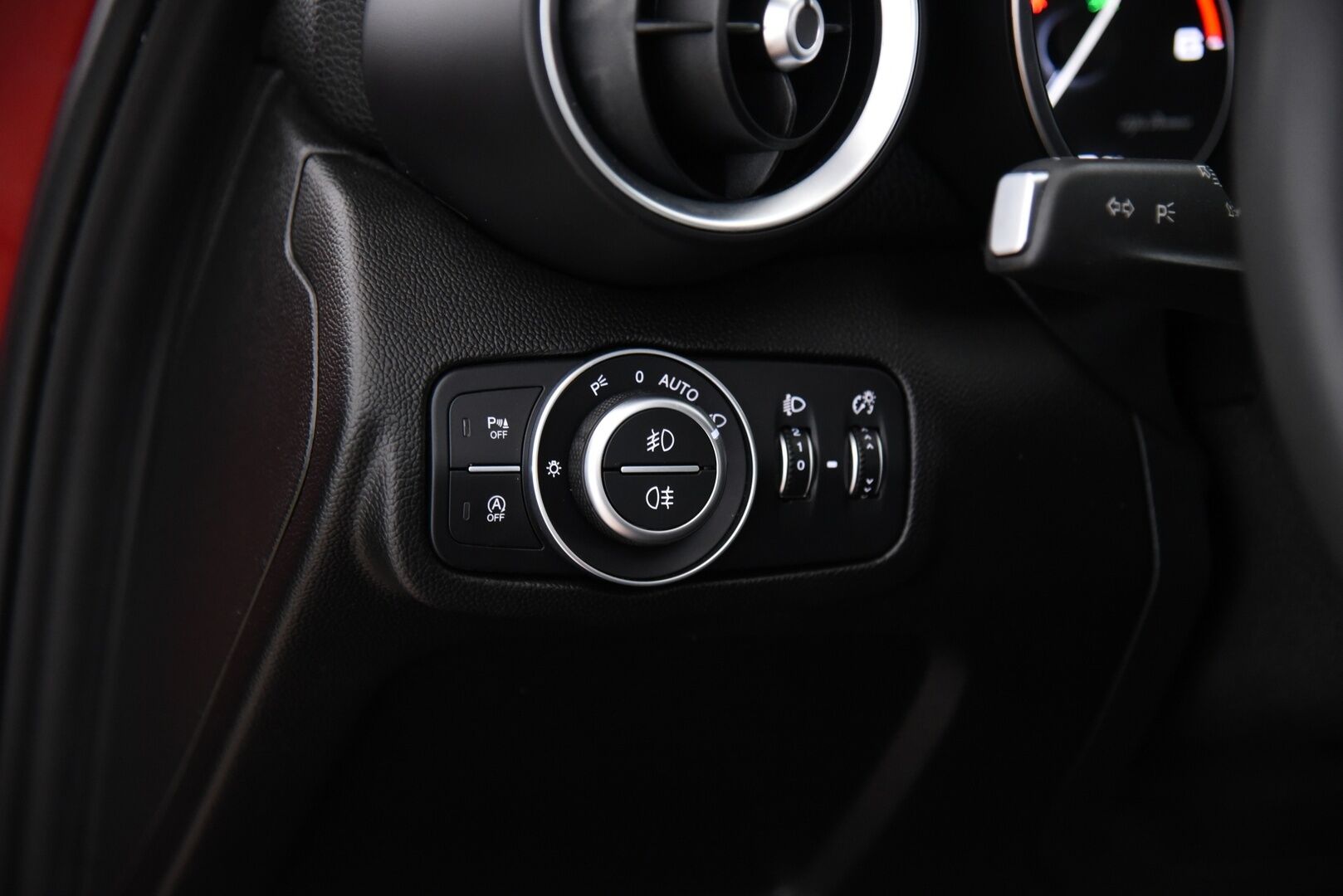 Alfa Romeo Giulia 2017 2,2 Diesel 150hp MT6 / Suomiauto / Lohko & Sisäpistoke / Vakkari / Peruutustutkat - Kahdet renkaat aluvantein / Juuri huollettu / Jakopää tehty 05/2025! - Osta nyt, maksa vasta ensi vuonna