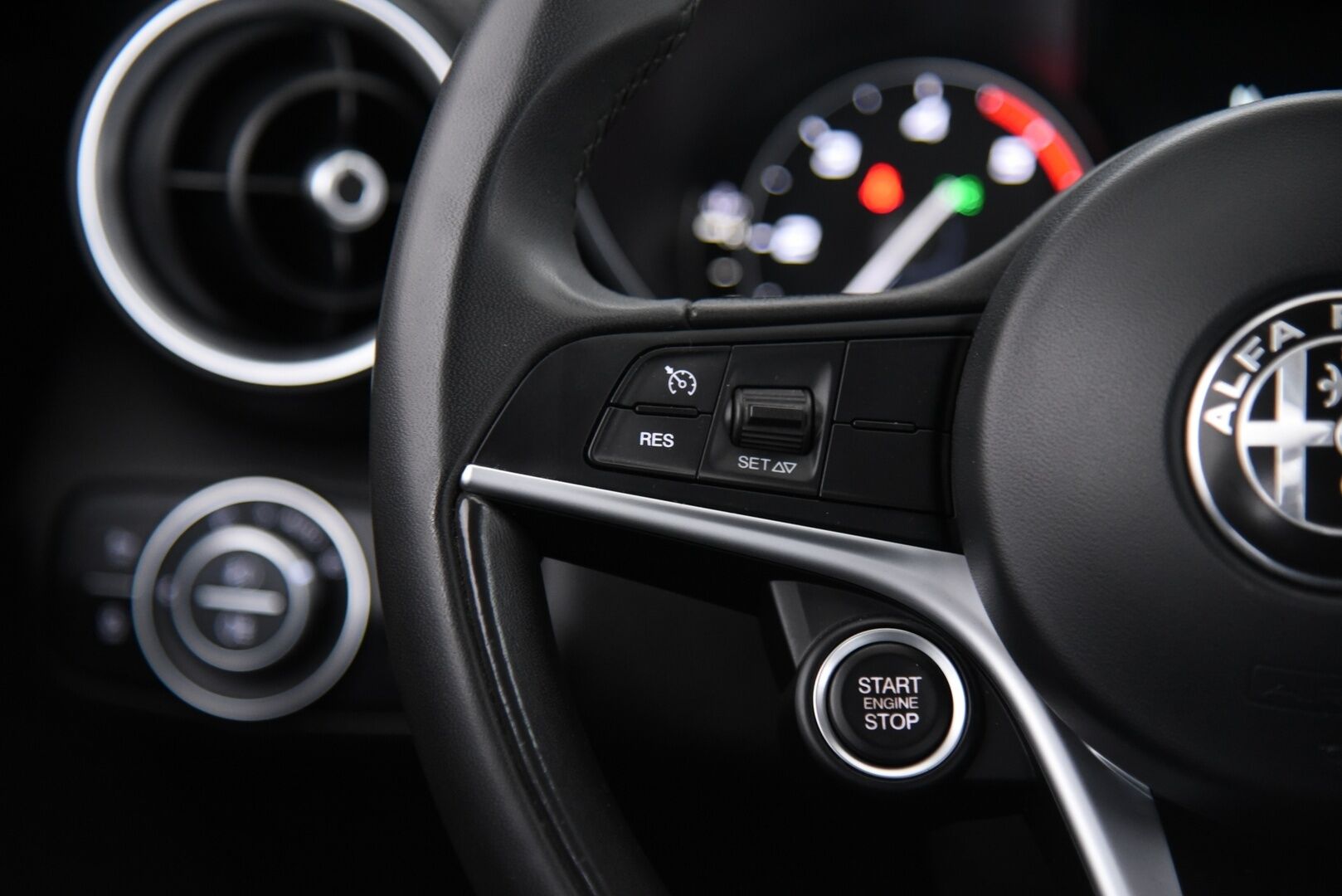 Alfa Romeo Giulia 2017 2,2 Diesel 150hp MT6 / Suomiauto / Lohko & Sisäpistoke / Vakkari / Peruutustutkat - Kahdet renkaat aluvantein / Juuri huollettu / Jakopää tehty 05/2025! - Osta nyt, maksa vasta ensi vuonna