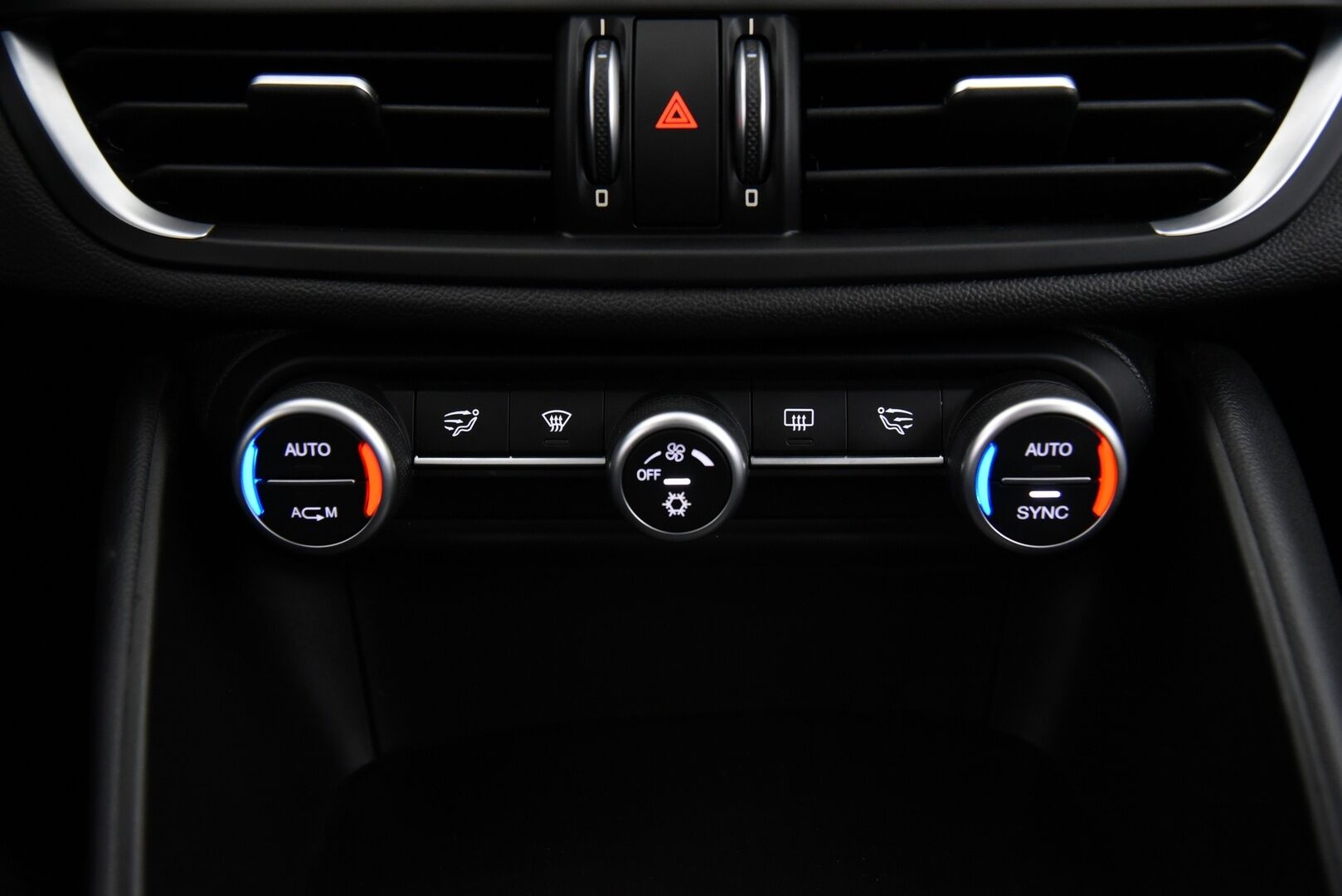 Alfa Romeo Giulia 2017 2,2 Diesel 150hp MT6 / Suomiauto / Lohko & Sisäpistoke / Vakkari / Peruutustutkat - Kahdet renkaat aluvantein / Juuri huollettu / Jakopää tehty 05/2025! - Osta nyt, maksa vasta ensi vuonna