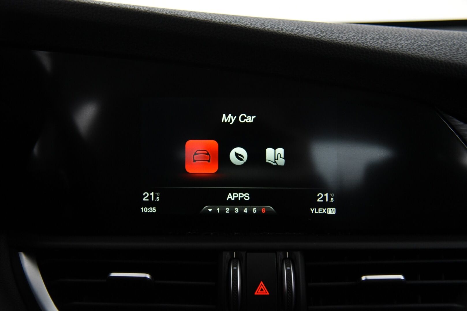 Alfa Romeo Giulia 2017 2,2 Diesel 150hp MT6 / Suomiauto / Lohko & Sisäpistoke / Vakkari / Peruutustutkat - Kahdet renkaat aluvantein / Juuri huollettu / Jakopää tehty 05/2025! - Osta nyt, maksa vasta ensi vuonna