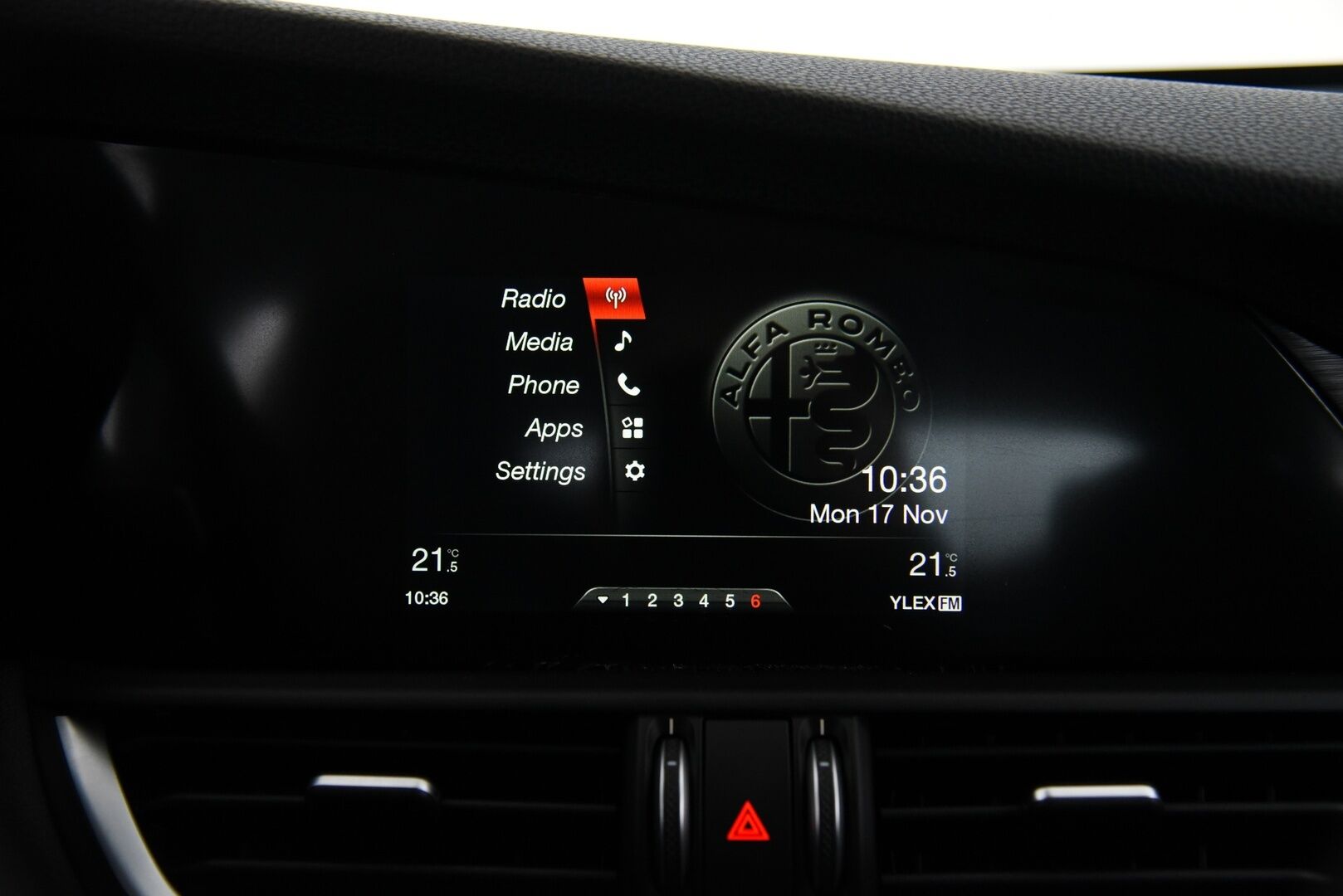 Alfa Romeo Giulia 2017 2,2 Diesel 150hp MT6 / Suomiauto / Lohko & Sisäpistoke / Vakkari / Peruutustutkat - Kahdet renkaat aluvantein / Juuri huollettu / Jakopää tehty 05/2025! - Osta nyt, maksa vasta ensi vuonna