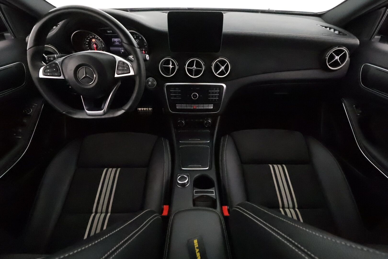 Mercedes-Benz A 2017 180 A White Art Edition AMG **Webasto / LED-High Performance / P.Kamera / Vakkari / Sporttipenkit** - Suomi-auto / Kahdet Renkaat