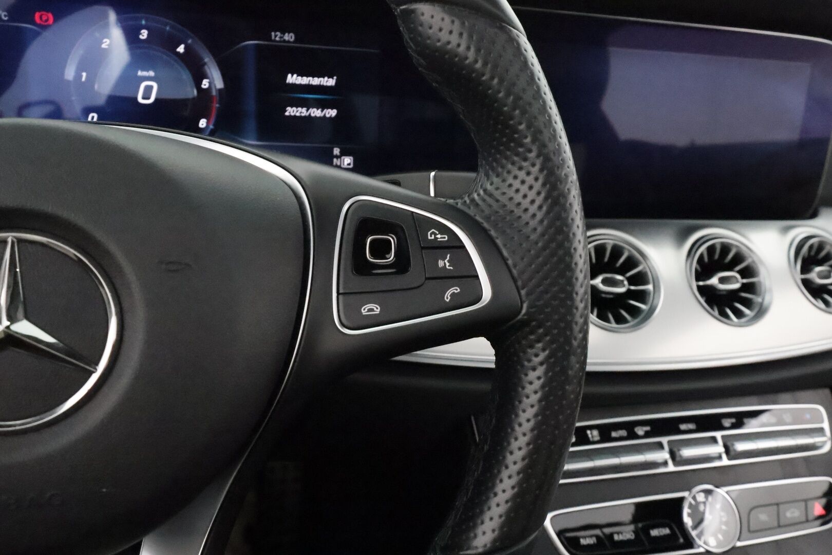 Mercedes-Benz E 2017 220 d A Coupé Business AMG **Imuovet / Burmester / HUD / Distronic+ / Panorama / Widescreen / Muistipenkit** - Supervarusteet! / Night-paketti / 360 Kamera / Kaistavahti / Apple&Android / Keyless - HULLUT VÄLIPÄIVÄT KORKOTARJOUS 2,49%