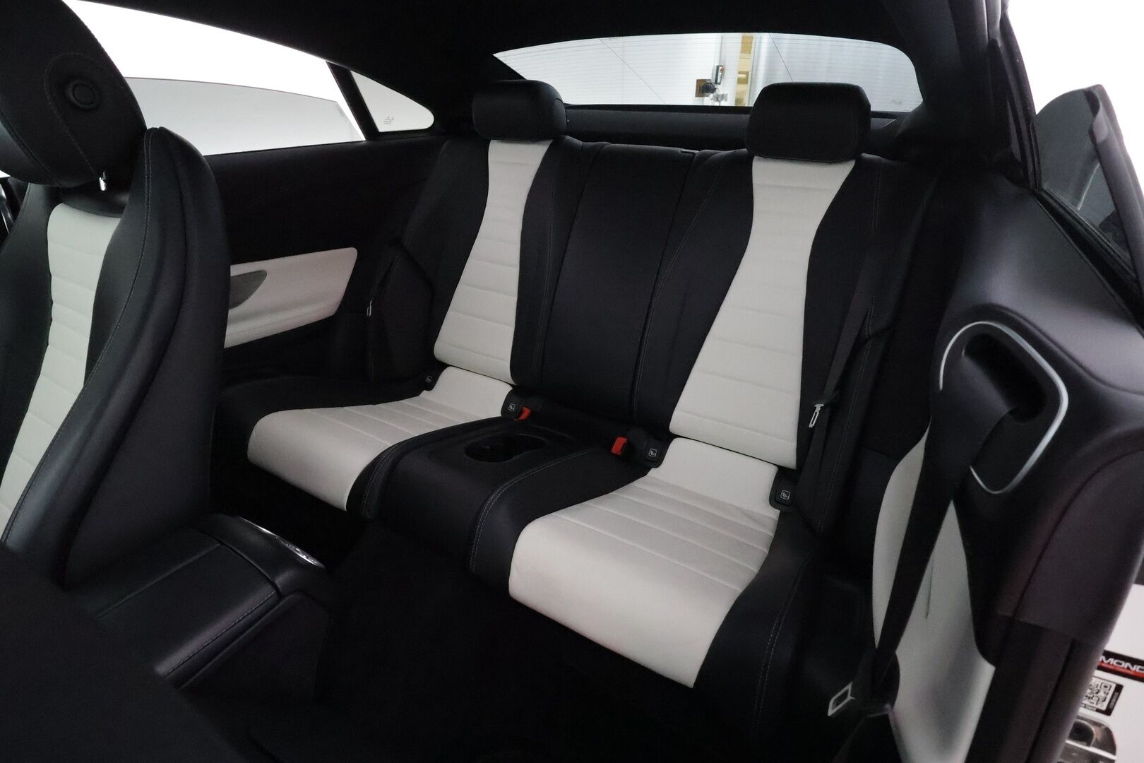 Mercedes-Benz E 2017 220 d A Coupé Business AMG **Imuovet / Burmester / HUD / Distronic+ / Panorama / Widescreen / Muistipenkit** - Supervarusteet! / Night-paketti / 360 Kamera / Kaistavahti / Apple&Android / Keyless - HULLUT VÄLIPÄIVÄT KORKOTARJOUS 2,49%