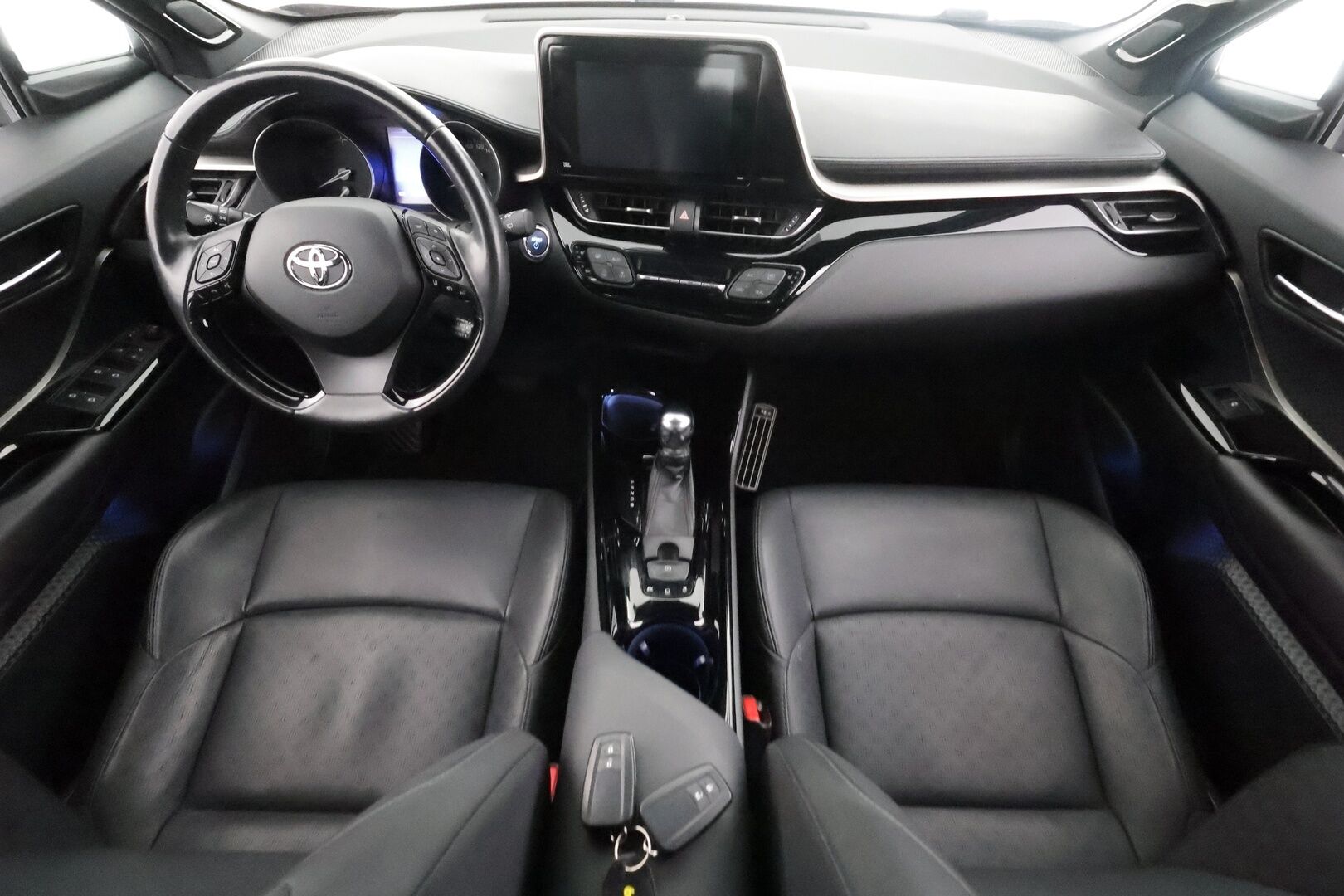 Toyota C-HR 2018 1,8 Hybrid Intense - | Vakkari | lohko | LED | Koukku | JBL | P.kamera | Nahat | Ratinlämmitys | Apple&Android | Suomi-auto | Kahdet Renkaat |