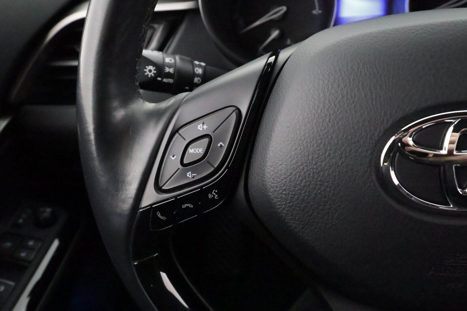 Toyota C-HR 2018 1,8 Hybrid Intense - | Vakkari | lohko | LED | Koukku | JBL | P.kamera | Nahat | Ratinlämmitys | Apple&Android | Suomi-auto | Kahdet Renkaat |