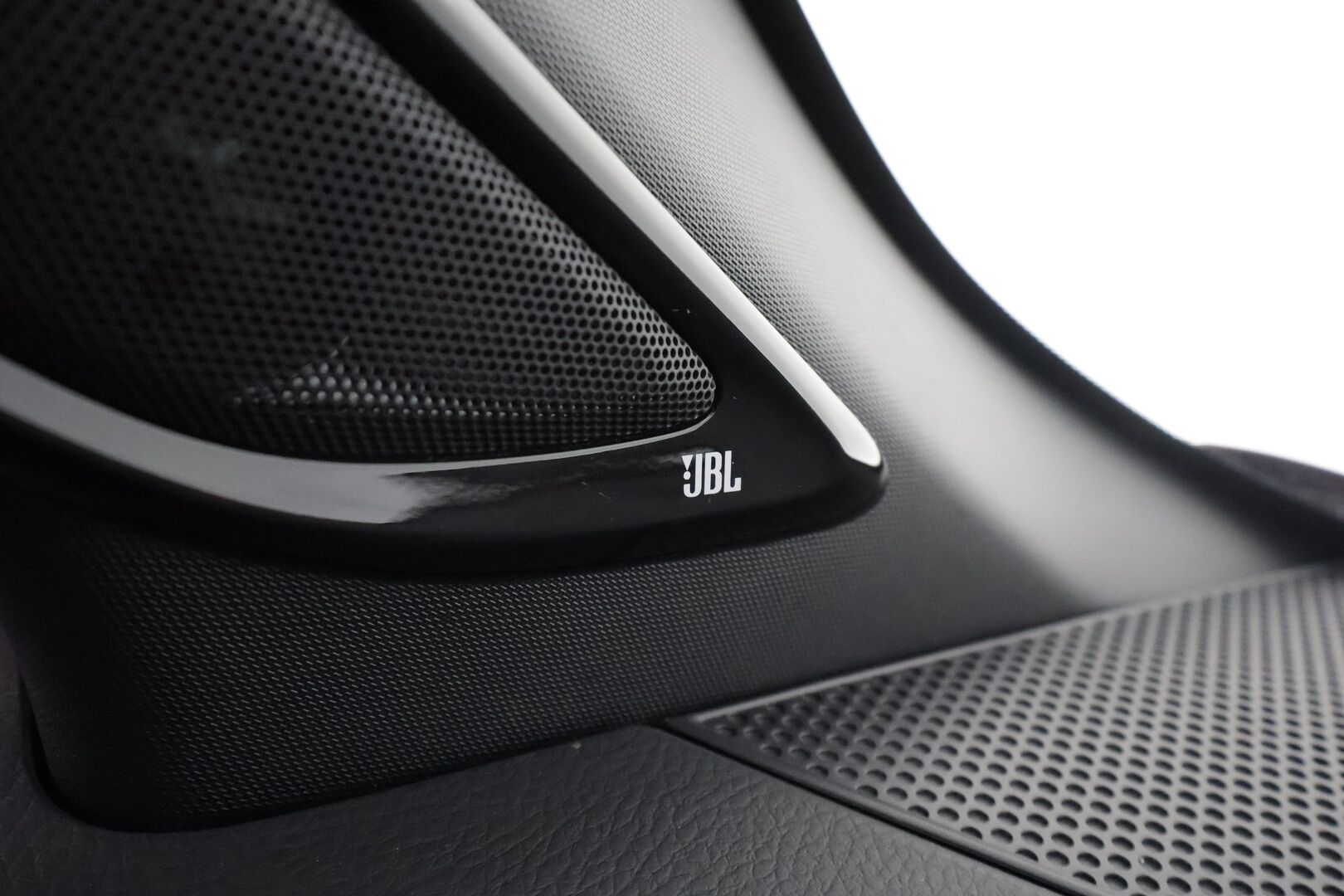 Toyota C-HR 2018 1,8 Hybrid Intense - | Vakkari | lohko | LED | Koukku | JBL | P.kamera | Nahat | Ratinlämmitys | Apple&Android | Suomi-auto | Kahdet Renkaat |
