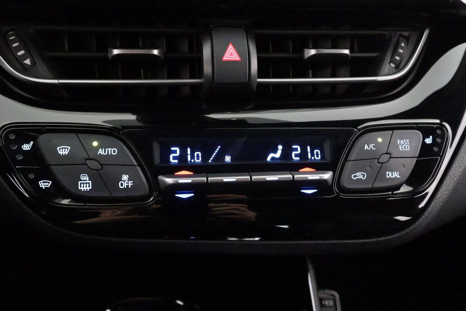 Toyota C-HR 2018 1,8 Hybrid Intense - | Vakkari | lohko | LED | Koukku | JBL | P.kamera | Nahat | Ratinlämmitys | Apple&Android | Suomi-auto | Kahdet Renkaat |