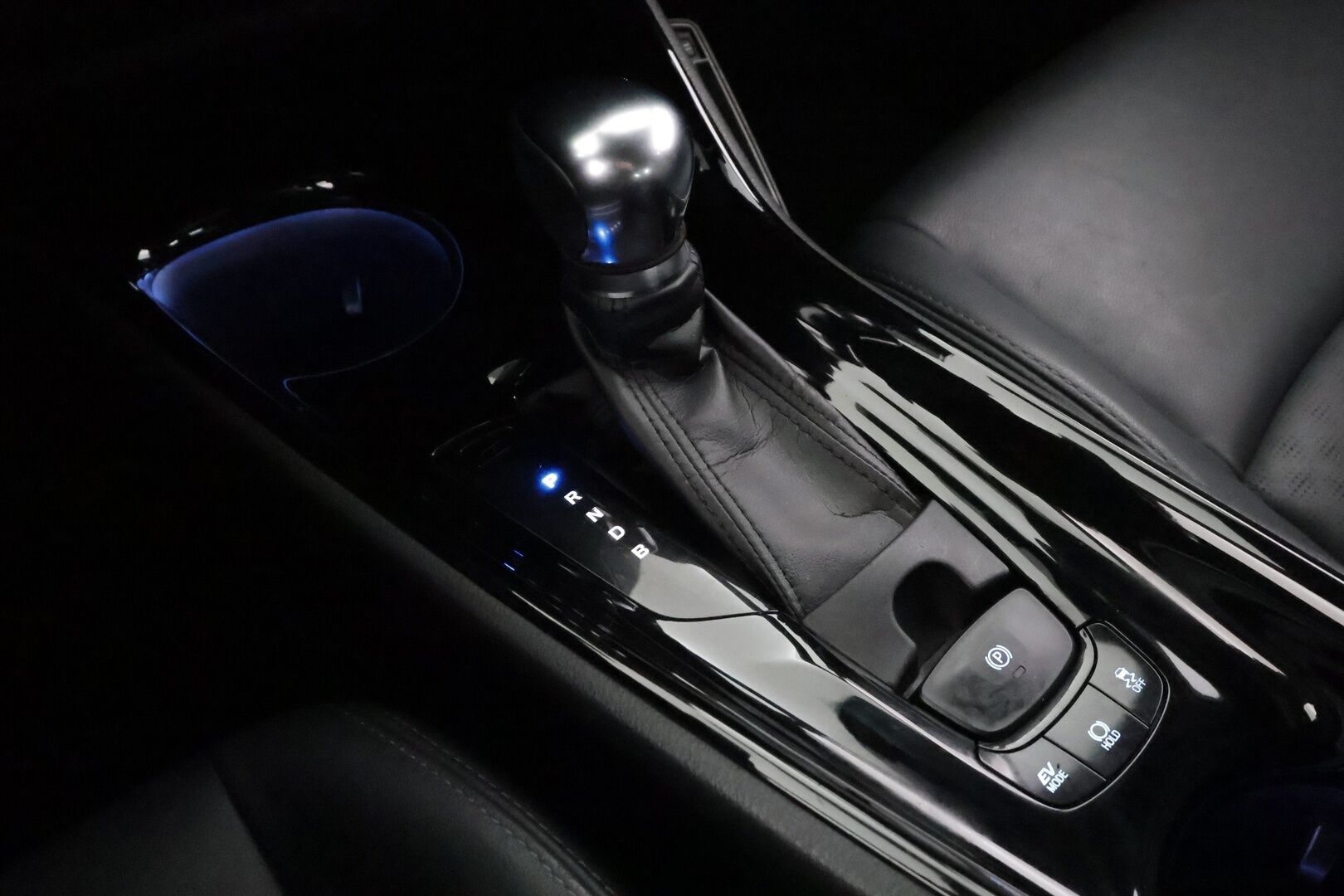 Toyota C-HR 2018 1,8 Hybrid Intense - | Vakkari | lohko | LED | Koukku | JBL | P.kamera | Nahat | Ratinlämmitys | Apple&Android | Suomi-auto | Kahdet Renkaat |