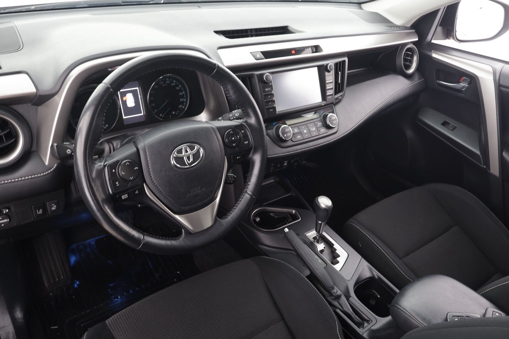 Toyota RAV4 2018 2,5 Hybrid AWD Hybrid Edition * ACC / LED / P.Kamera / Koukku / Navi / Kaistavahti / Keyless * - Suomi-auto / Kahdet renkaat aluvanteilla / Merkkihuollot