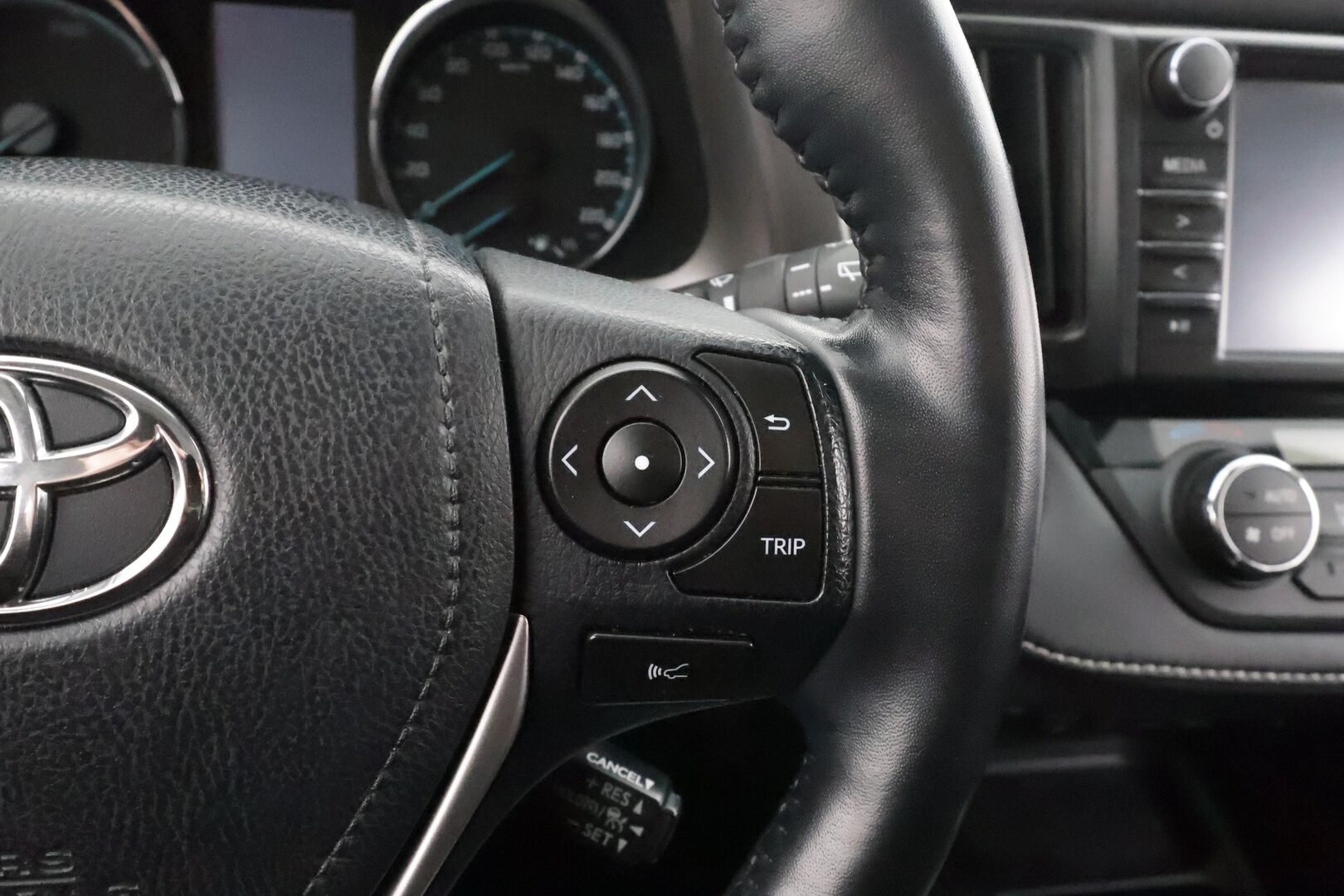 Toyota RAV4 2018 2,5 Hybrid AWD Hybrid Edition * ACC / LED / P.Kamera / Koukku / Navi / Kaistavahti / Keyless * - Suomi-auto / Kahdet renkaat aluvanteilla / Merkkihuollot