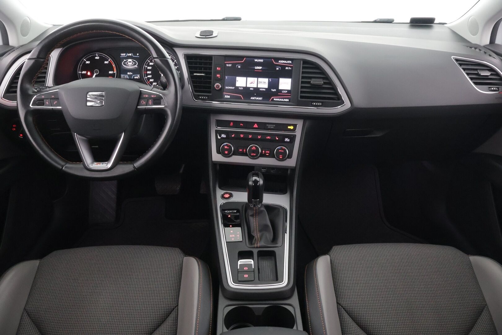 Seat LEON X-PERIENCE 2018 2,0 TDI 150 4Drive Business DSG * Led-valot / iroitettava vetokoukku / puolinahkapenkit!* - Edullinen ja hyvin huollettu / perhekäyttöön soveltuva / huippu neliveto!