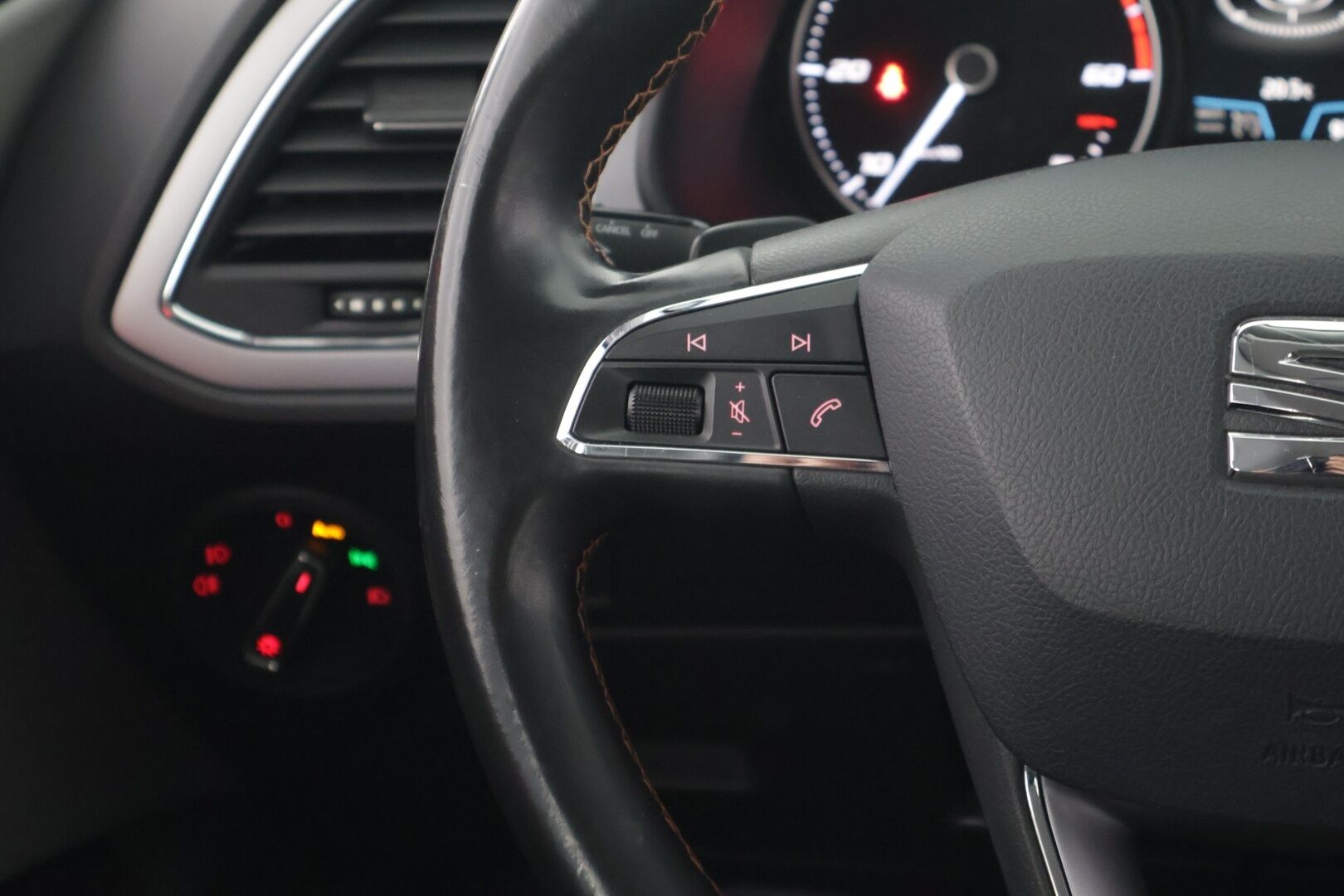 Seat LEON X-PERIENCE 2018 2,0 TDI 150 4Drive Business DSG * Led-valot / iroitettava vetokoukku / puolinahkapenkit!* - Edullinen ja hyvin huollettu / perhekäyttöön soveltuva / huippu neliveto!