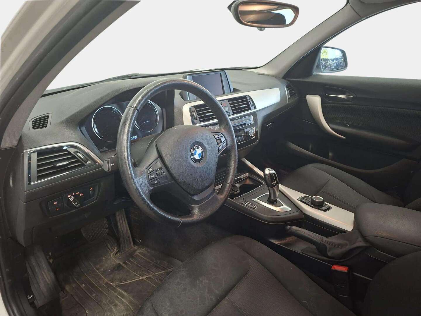 BMW 118 2018 F20 Hatchback 118i A Business Automatic Edition - * Vakkari | P.tutkat | Suomi-auto | Bluetooth | 2x renkaat & alut | Juuri huollettu! | Uudet nastarenkaat! *
