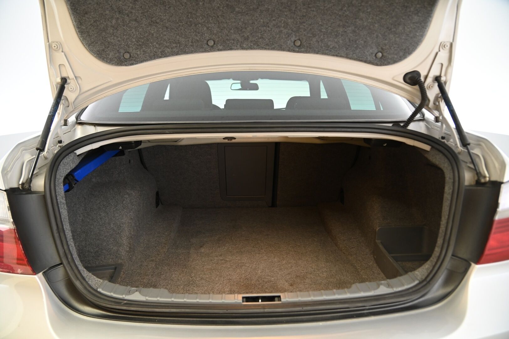 BMW 325 2006 E90 Sedan M-sport / Eisenmann putkisto / Comfort access/ Hifi system DSP / Kattoluukku / Proff. nav / P. tutkat* - Myydään huutokaupat.com  /Juuri katsastettu! Törkeillä varusteilla ja puhtaalla historialla!