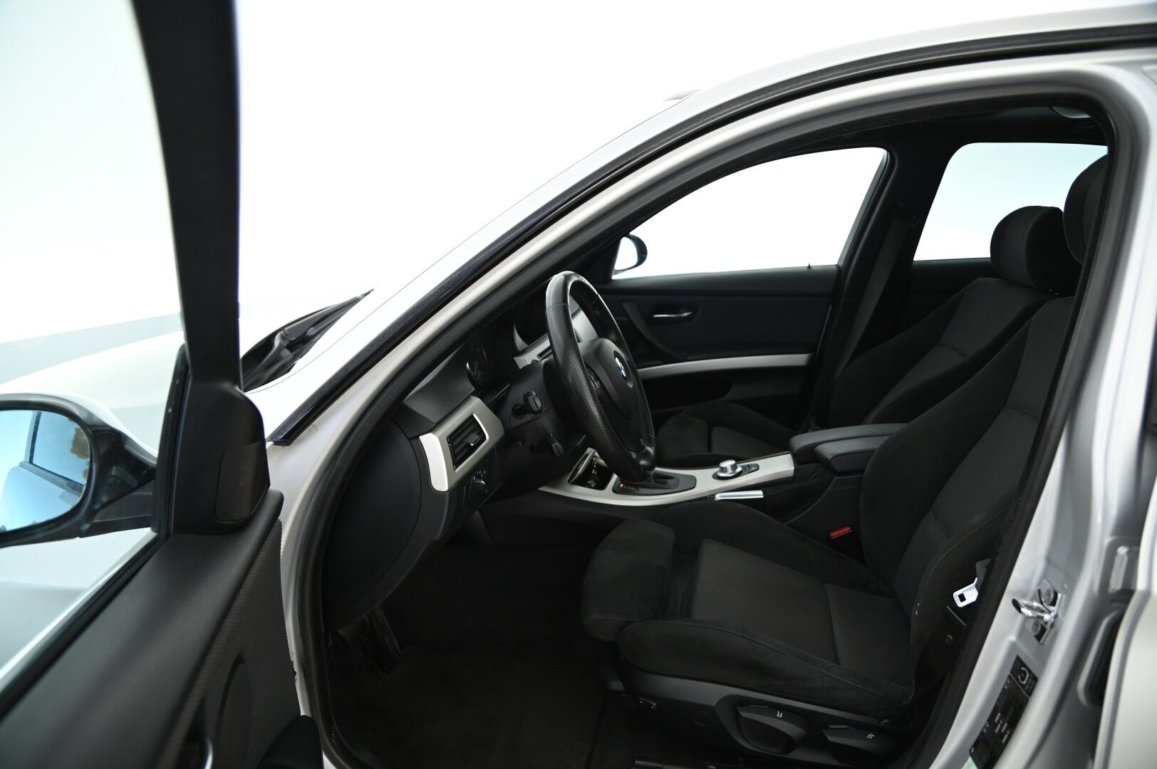 BMW 325 2006 E90 Sedan M-sport / Eisenmann putkisto / Comfort access/ Hifi system DSP / Kattoluukku / Proff. nav / P. tutkat* - Myydään huutokaupat.com  /Juuri katsastettu! Törkeillä varusteilla ja puhtaalla historialla!