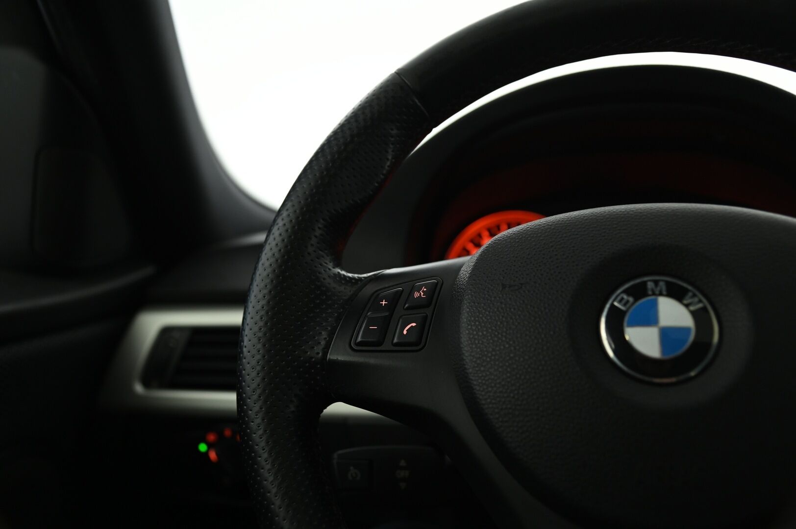 BMW 325 2006 E90 Sedan M-sport / Eisenmann putkisto / Comfort access/ Hifi system DSP / Kattoluukku / Proff. nav / P. tutkat* - Myydään huutokaupat.com  /Juuri katsastettu! Törkeillä varusteilla ja puhtaalla historialla!