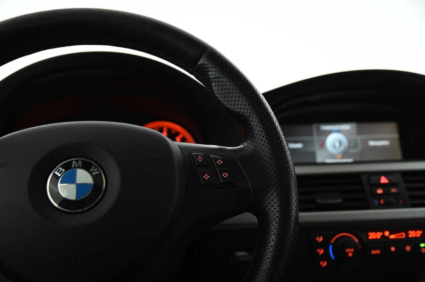BMW 325 2006 E90 Sedan M-sport / Eisenmann putkisto / Comfort access/ Hifi system DSP / Kattoluukku / Proff. nav / P. tutkat* - Myydään huutokaupat.com  /Juuri katsastettu! Törkeillä varusteilla ja puhtaalla historialla!