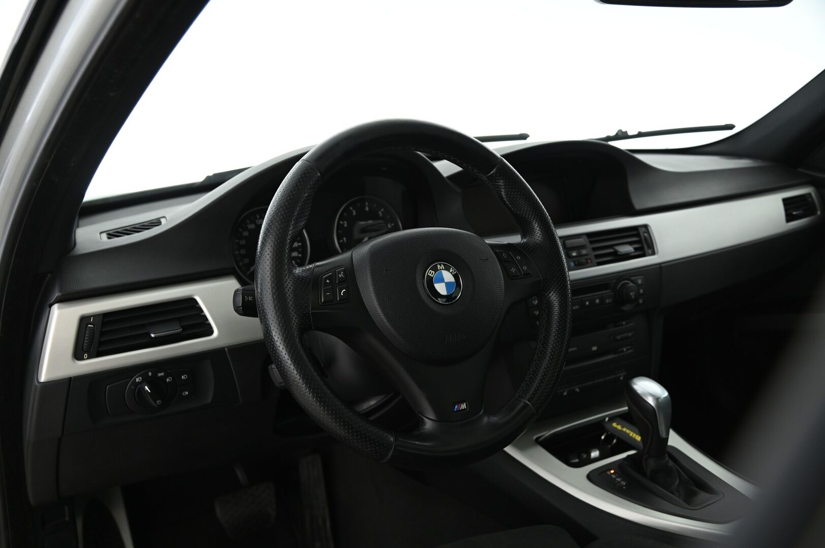 BMW 325 2006 E90 Sedan M-sport / Eisenmann putkisto / Comfort access/ Hifi system DSP / Kattoluukku / Proff. nav / P. tutkat* - Myydään huutokaupat.com  /Juuri katsastettu! Törkeillä varusteilla ja puhtaalla historialla!