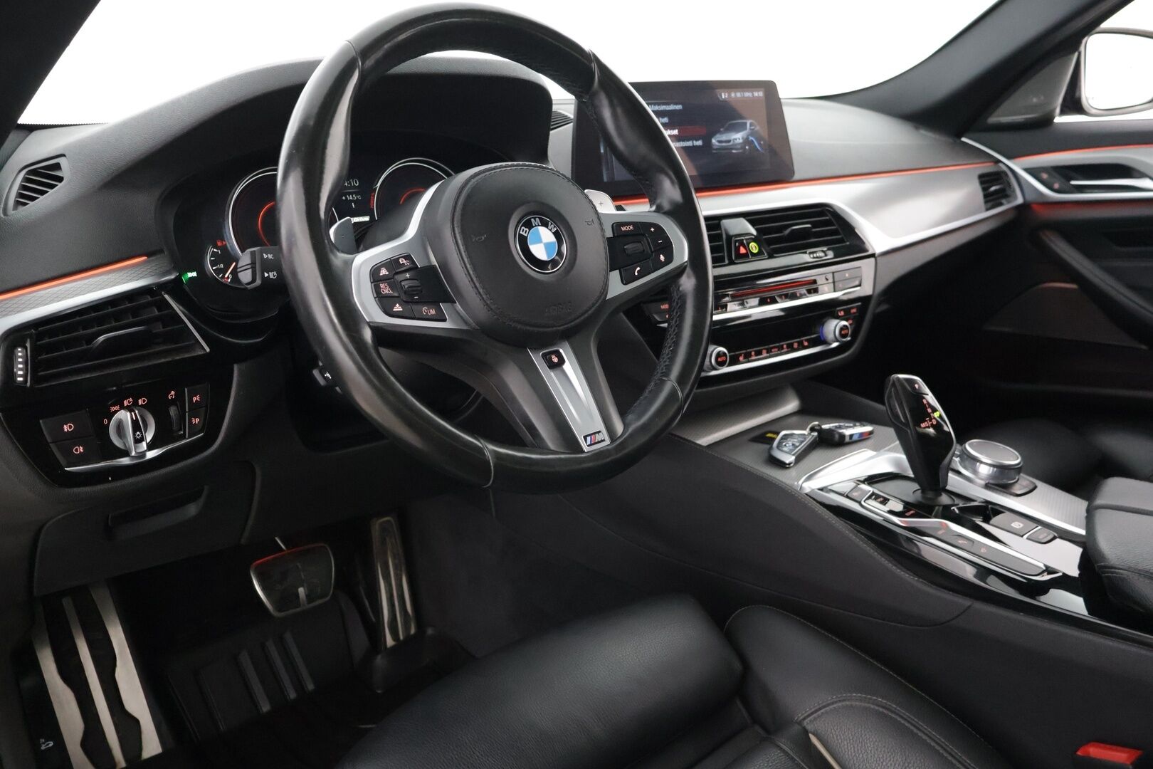 BMW 530 2017 G30 530e A iPerformance M-Sport - *Panorama / HUD / H&K / 360 kamera / ACC / Digimittaristo / BLIS / Prof. Navi / Adapt. LED-ajovalot / Comfort-penkit muistilla*