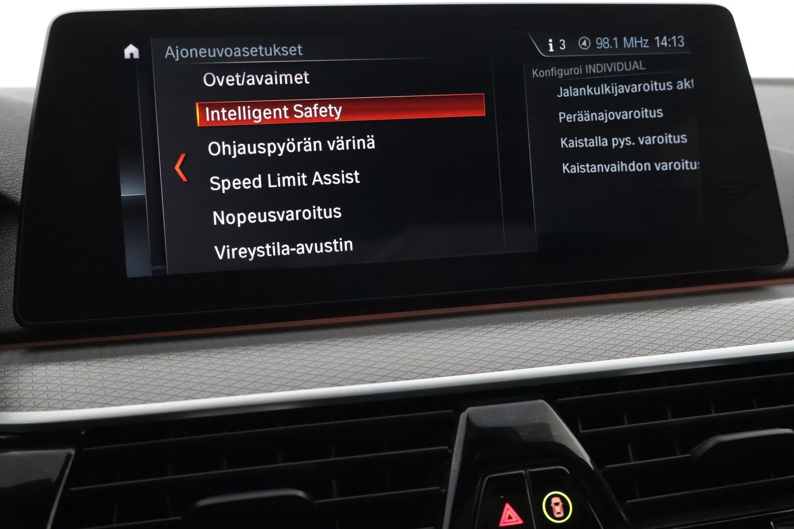 BMW 530 2017 G30 530e A iPerformance M-Sport - *Panorama / HUD / H&K / 360 kamera / ACC / Digimittaristo / BLIS / Prof. Navi / Adapt. LED-ajovalot / Comfort-penkit muistilla*