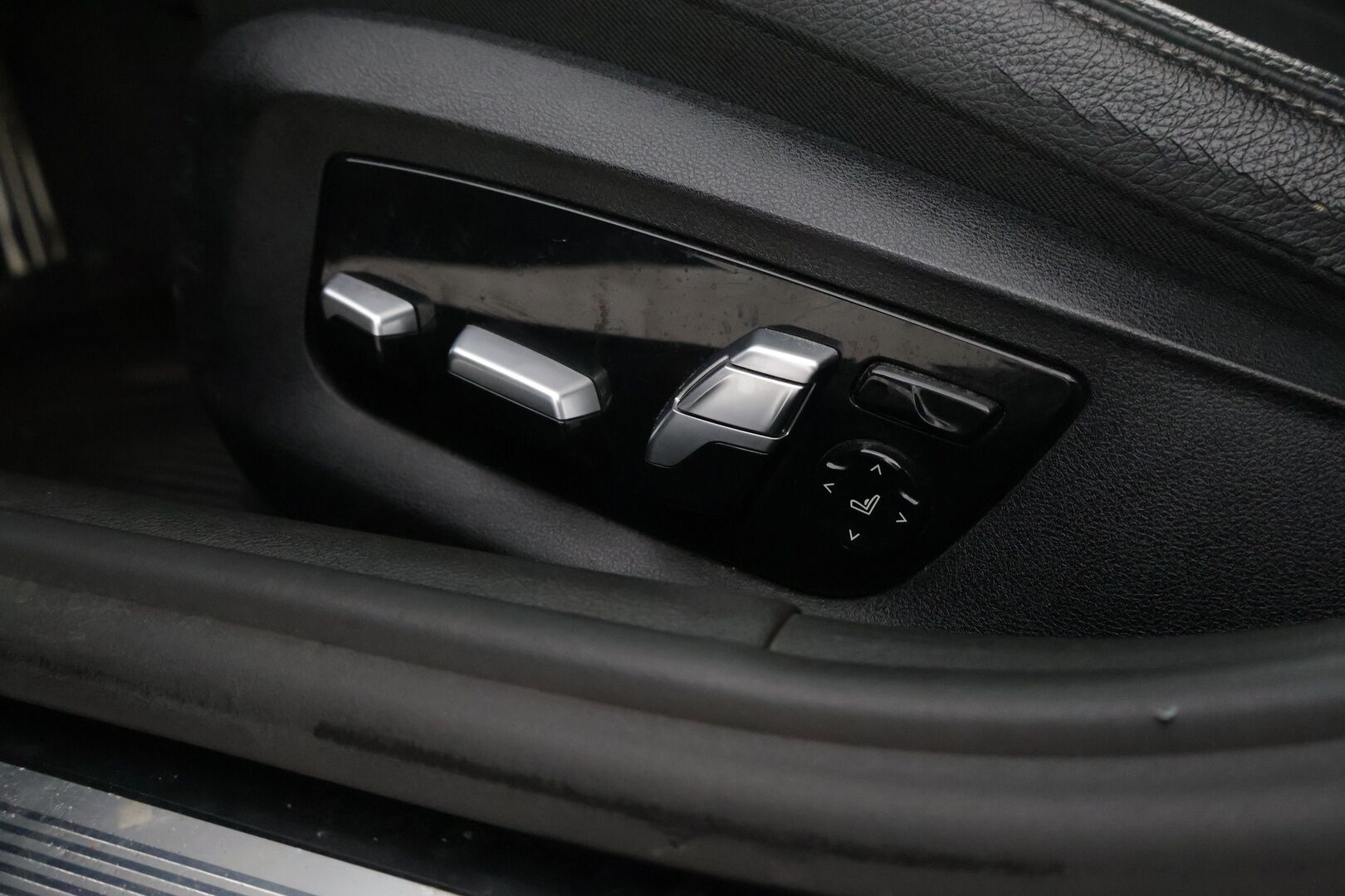 BMW 530 2018 e A Sedan iPerformance M-Sport G30 / Juuri huollettu / Kattavat vatrusteet! - *Panorama / HUD / H&K / 360 kamera / ACC / Digimittaristo / BLIS / Prof. Navi / Adapt. LED-ajovalot / Comfort-penkit muistilla*