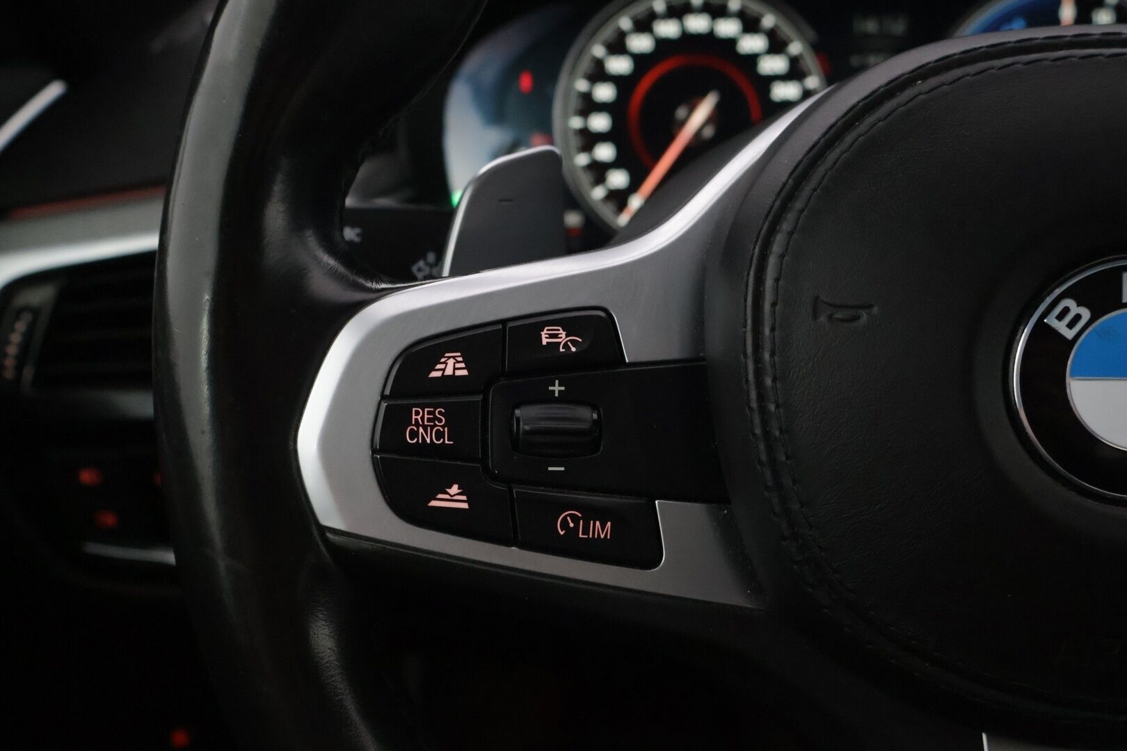 BMW 530 2017 G30 530e A iPerformance M-Sport - *Panorama / HUD / H&K / 360 kamera / ACC / Digimittaristo / BLIS / Prof. Navi / Adapt. LED-ajovalot / Comfort-penkit muistilla*