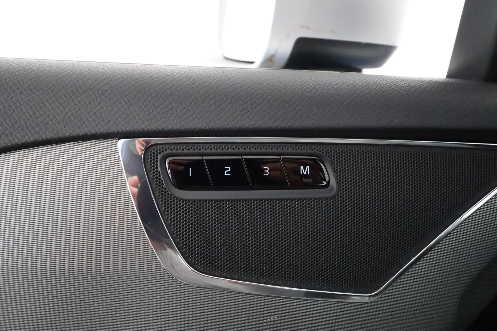 Volvo XC90 2018 T8 Twin Engine AWD R-Design aut **Panorama / Adapt.vakkari / Ilma-alusta / 360-kamera / Koukku / Full-LED** - 3,99 % KORKOTARJOUS TÄHÄN AUTOON - Akku kuntotarkastettu